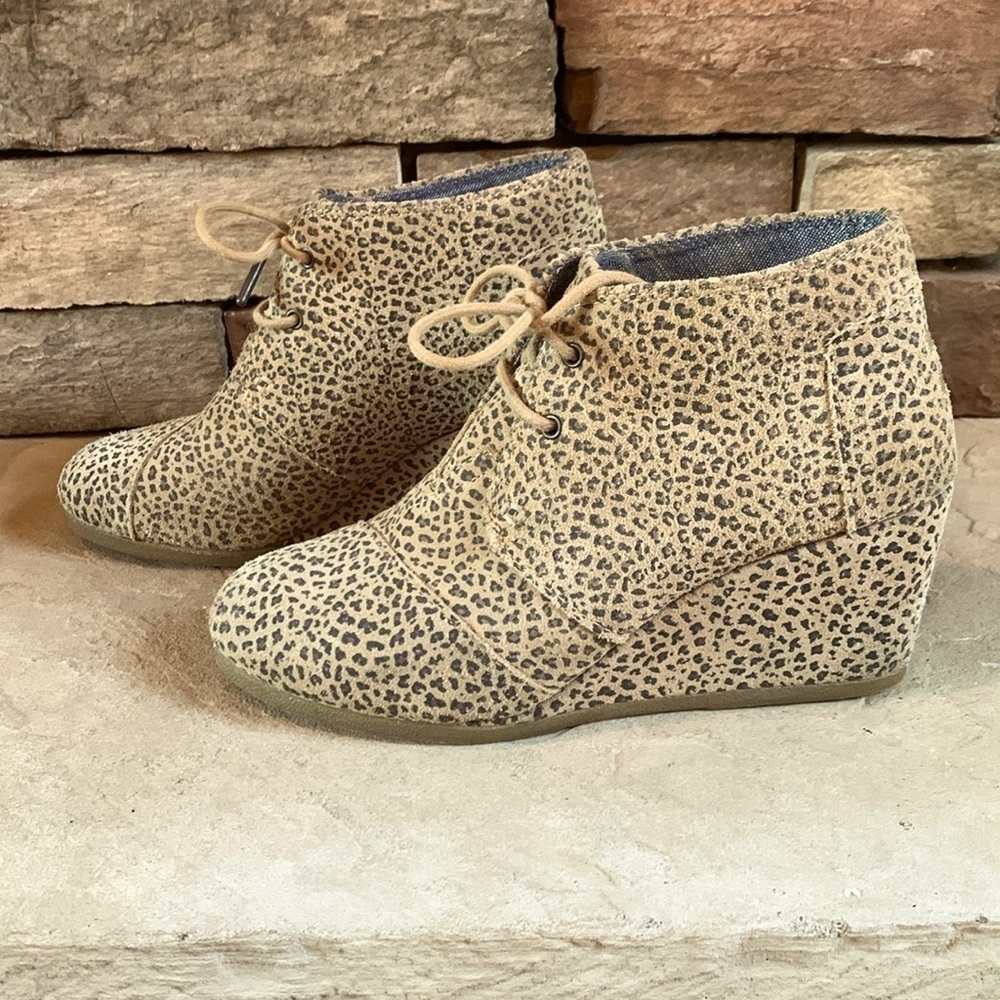 Tom’s sz 7.5 leopard/animal print wedge lace up booties